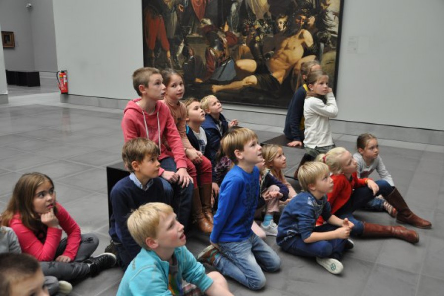 Kijken naar kunst in het museum voor schone kunsten