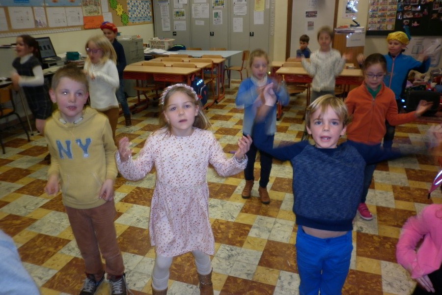 Dansje oefenen in de klas voor de sint