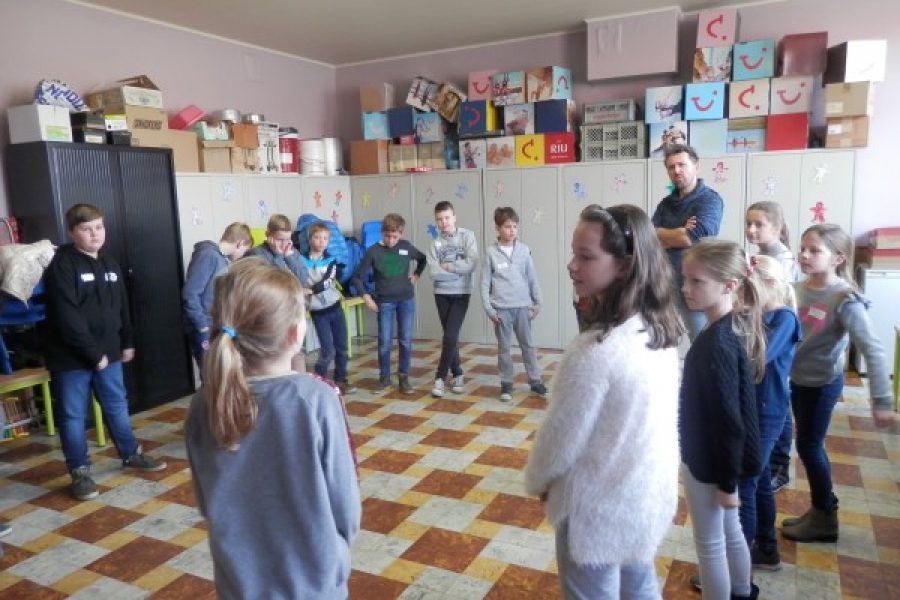 Een dramaworkshop op school gegeven door Jeugdtheater ‘Ondersteboven’ in 5B