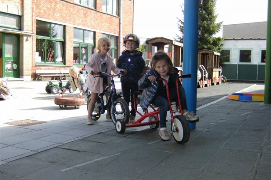 Fietsen met meegebrachte fietsjes of rollend materiaal van de school