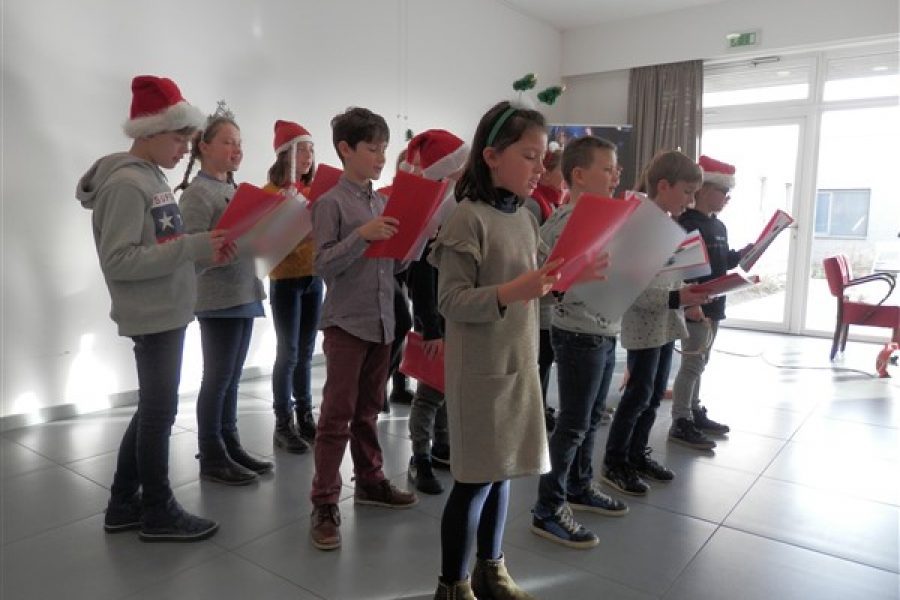 Kerstliederen zingen in het rusthuis te Kalken