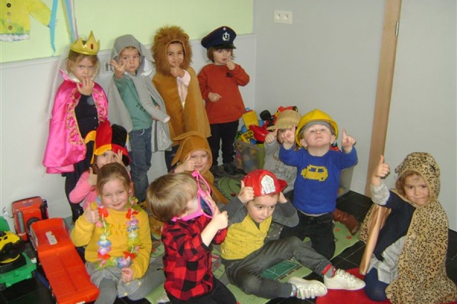 De kinderen van de Bijtjesklas verkleden zich in het thema “carnaval”