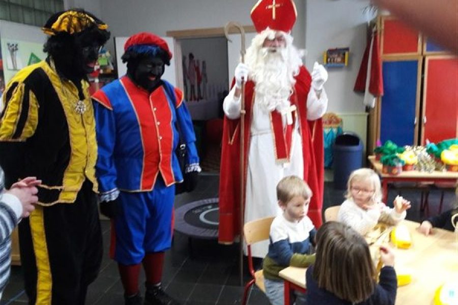Sinterklaas en zijn 2 Zwarte Pieten kwamen nog een kijkje nemen in de Beertjesklas