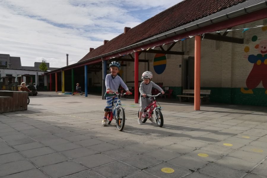 Fietsen met een meegebrachte (loop)fiets, step of met een fietsje van de school.