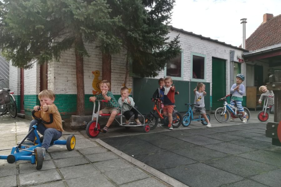 Fietsen met een meegebrachte (loop)fiets, step of met een fietsje van de school.