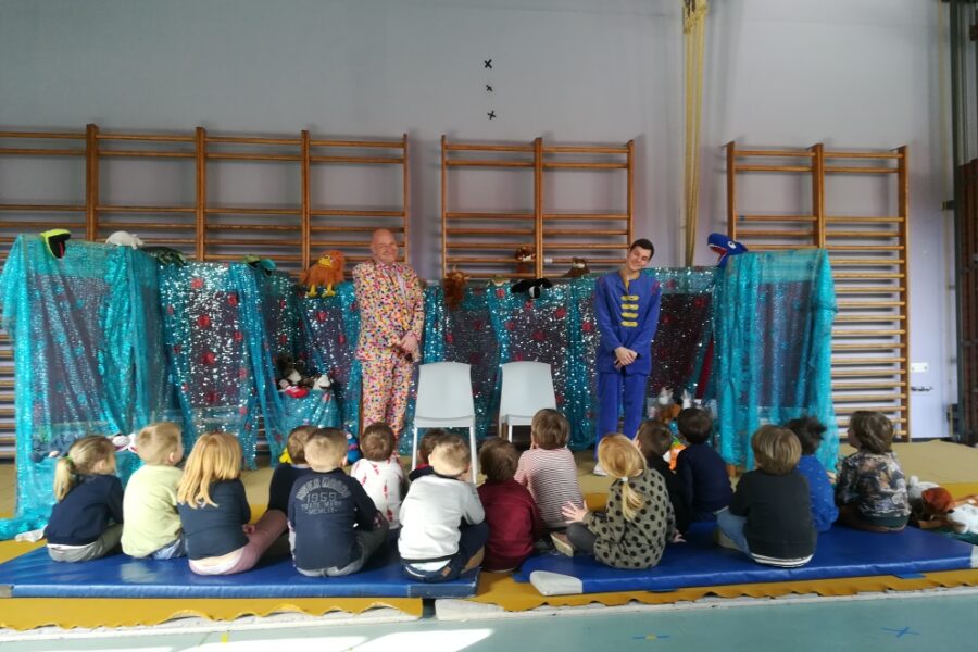 Vandaag kwam het reizend speeltheater Kip van Troje naar onze school. De kleuters konden genieten van “Biebababelutta”, animatie rond taal en poëzie.