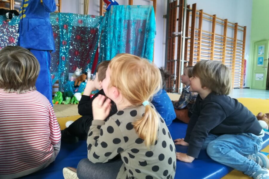 Vandaag kwam het reizend speeltheater Kip van Troje naar onze school. De kleuters konden genieten van “Biebababelutta”, animatie rond taal en poëzie.